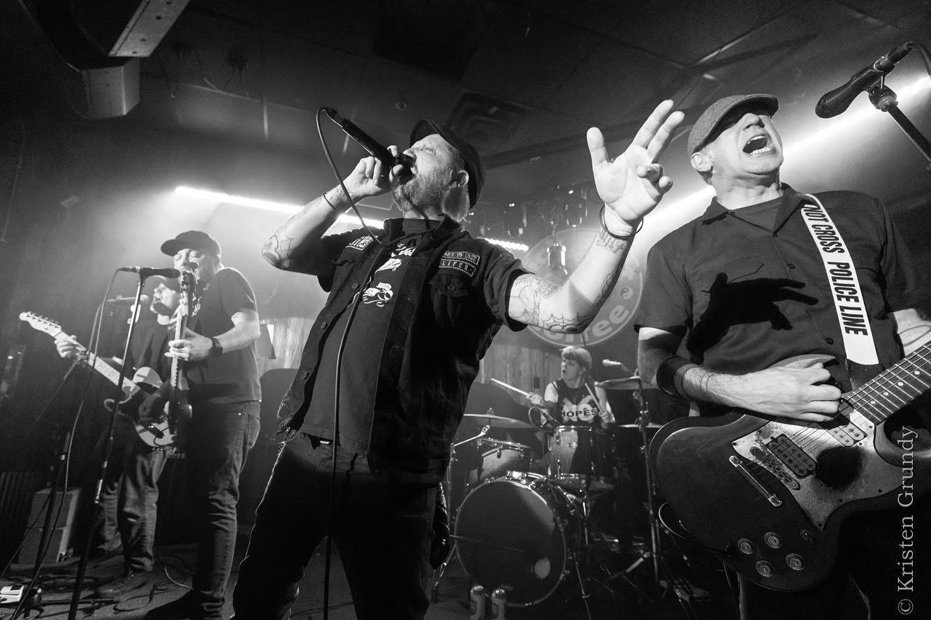 Generation Exit live, black and white
