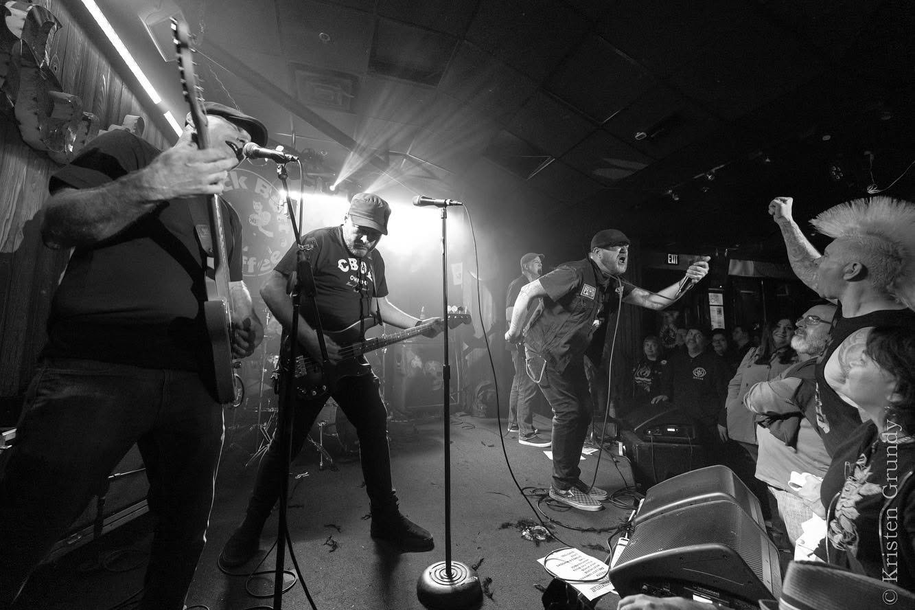 Generation Exit live, black and white