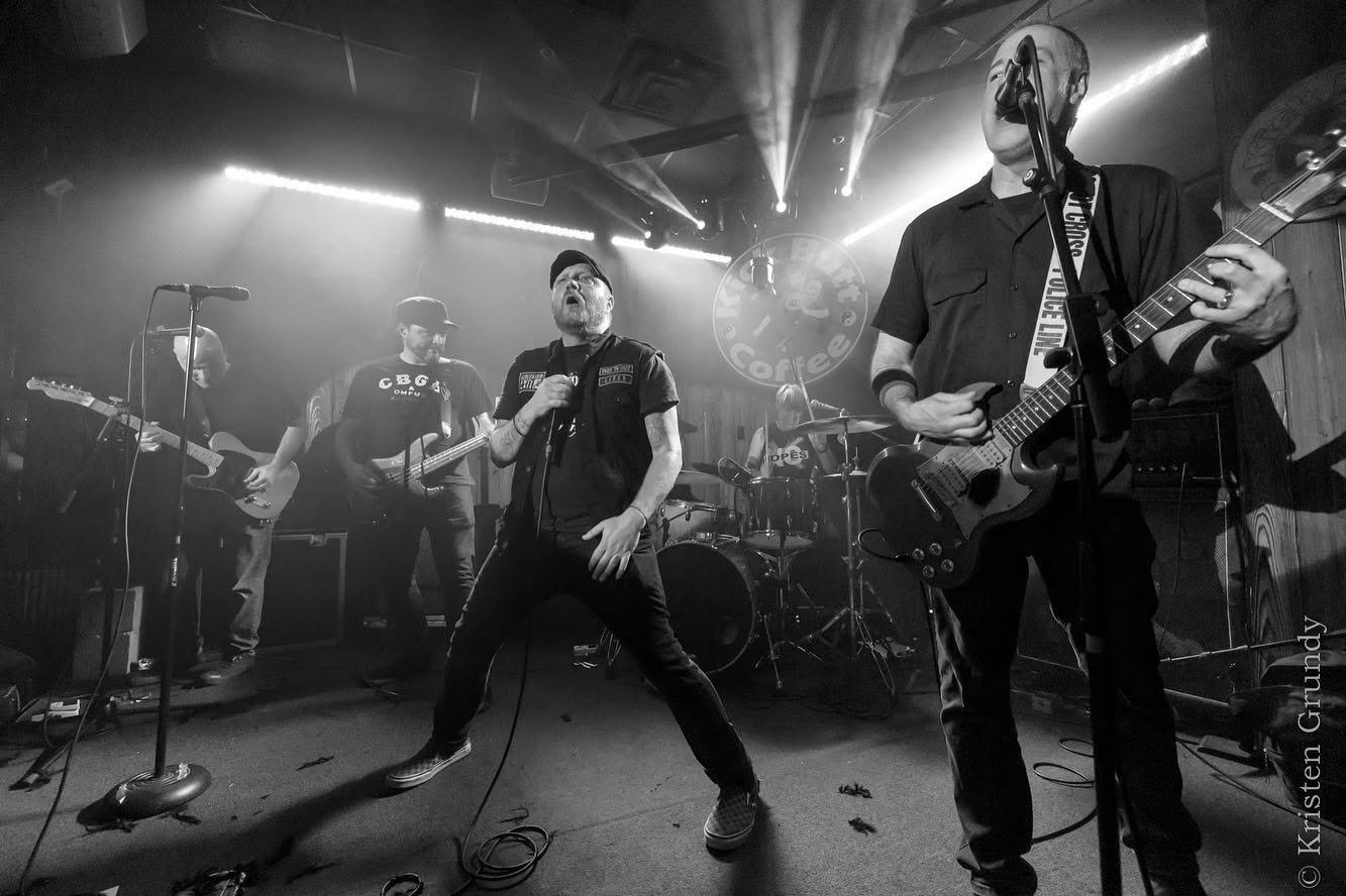 Generation Exit live, black and white